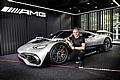 Formel 1 Fahrer Valtteri Bottas informiert sich über den aktuellen Entwicklungsstand des Mercedes-AMG ONE